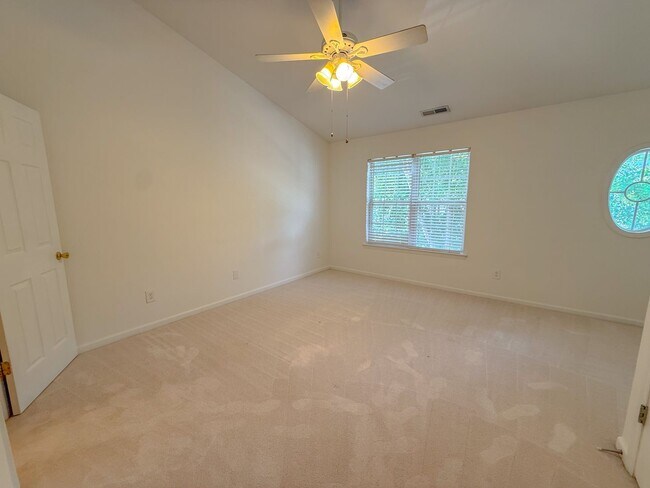Building Photo - Spacious 2 bedroom 2.5 bath townhome