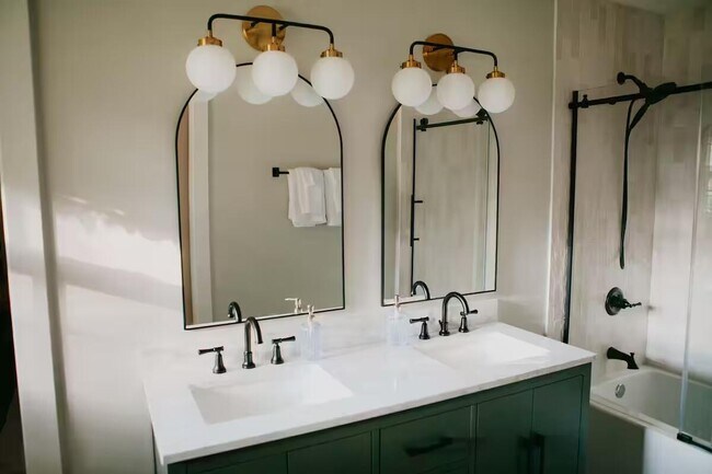 Building Photo - 946 Magnolia St SE