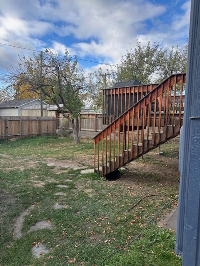 Building Photo - Newly remodeled Large Split entry home on North