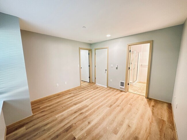 Building Photo - Shoreline - 2 Bedroom plus 1 den/ 2 Bath T...