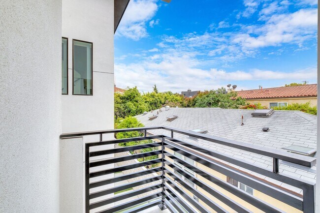 Building Photo - 4 Bed / 4 Bath Townhome in Sawtelle