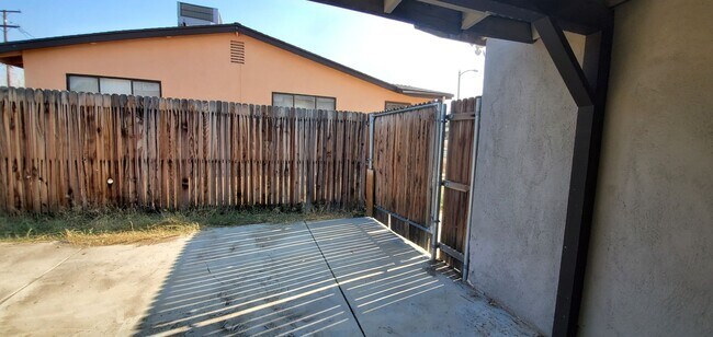 Building Photo - 4 Bedrooms, 2 Baths, Victorville Home in Tatum Track