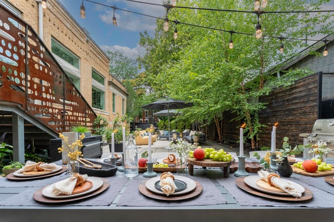 Building Photo - 1019 N Wolcott Ave