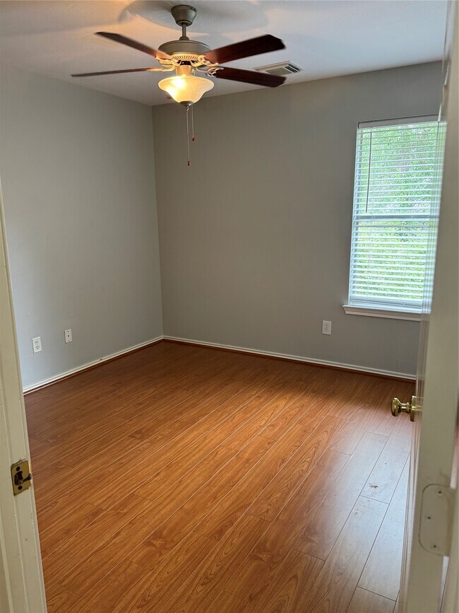 Building Photo - 226 S Walden Elms Cir