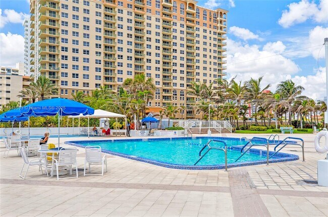 Building Photo - 2030 S Ocean Dr