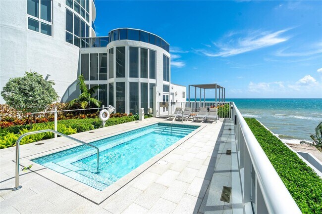 Building Photo - 15811 Collins Ave