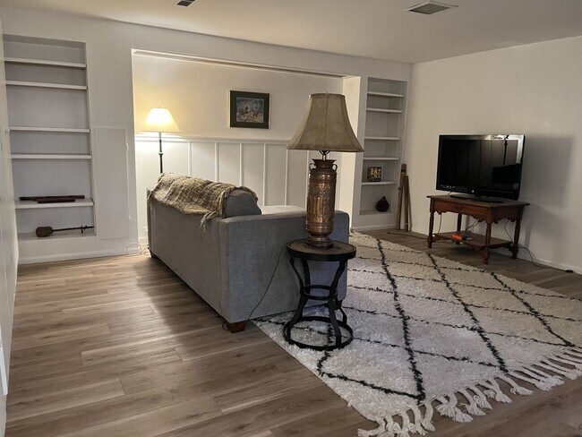 Building Photo - Updated Basement Unit Furnished or Unfurnished