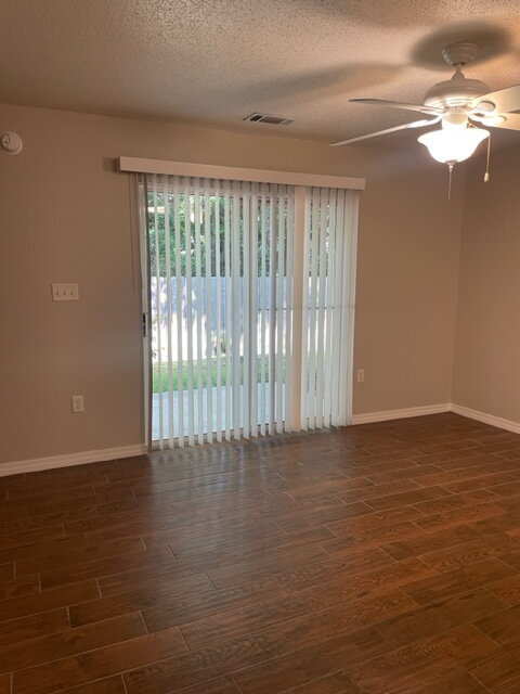 Building Photo - "Charming 2-Bed Townhouse Oasis - Prime Fort Walton Beach Location!"
