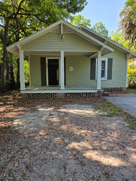 Building Photo - 208 Reid St