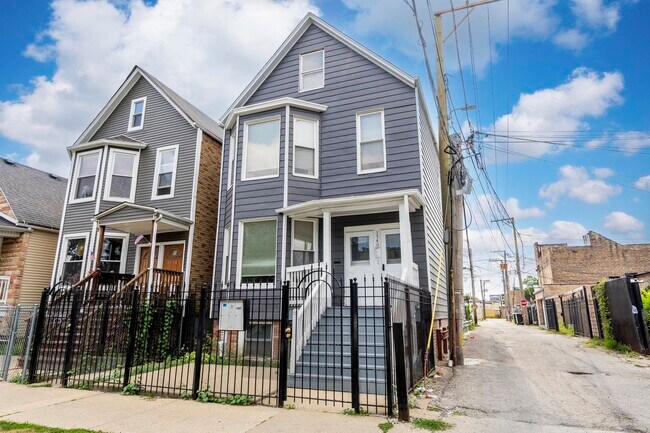 Building Photo - 1540 N Keeler Ave