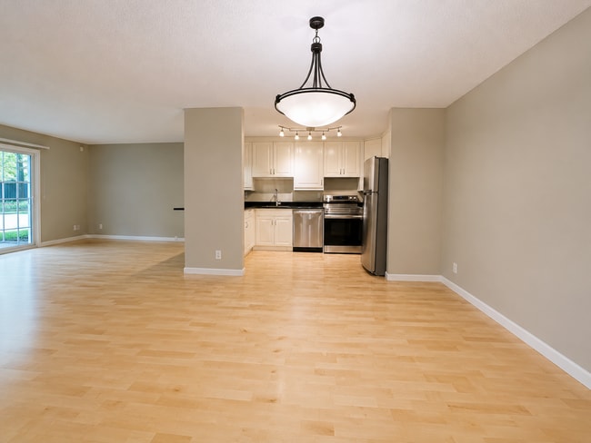 Building Photo - Live Next to Washington Park! Spacious 2-Bedroom Condo with Pool!