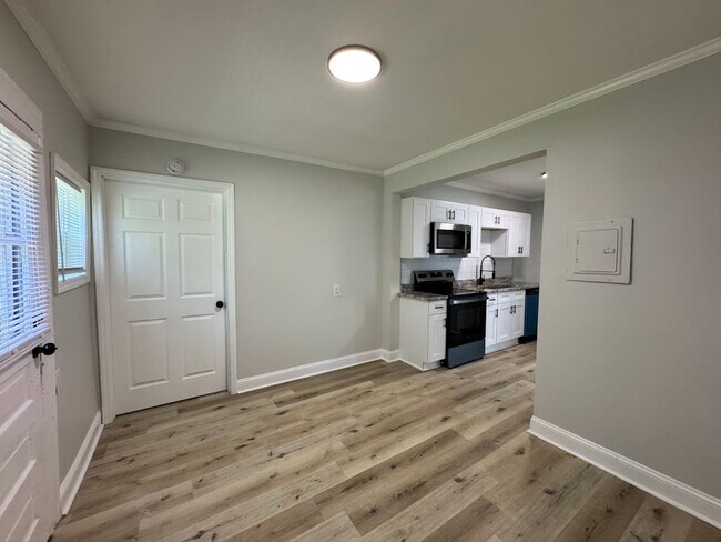 Building Photo - 3bed/1bath House $1395!