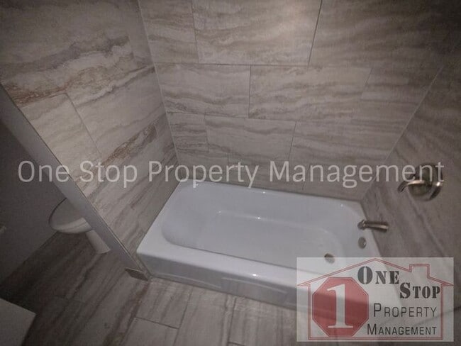 Building Photo - The Perfect 3 bedroom/2 bathroom home in Grandview, MO!