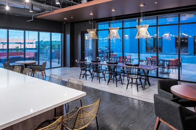 Building Photo - 1400 E Walnut St