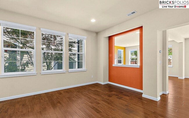 Building Photo - Natural Light-Filled Renton Home with Spac...