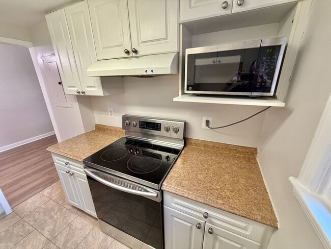 Building Photo - NEW LOWER PRICE! Arlington Gazebo Love, One Bedroom Close to Everything near Ballston