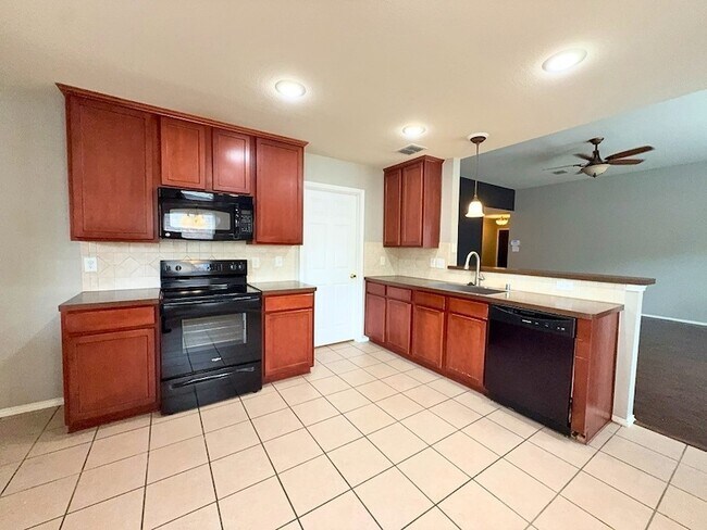Building Photo - 9120 Goldenview Dr