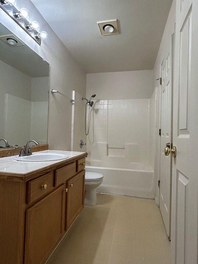 Building Photo - Three Bedroom Duplex