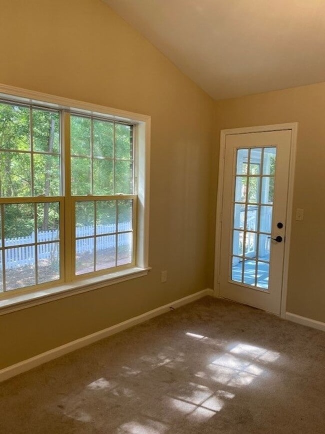 Building Photo - Welcome to this beautiful 3 bedroom, 2 bat...