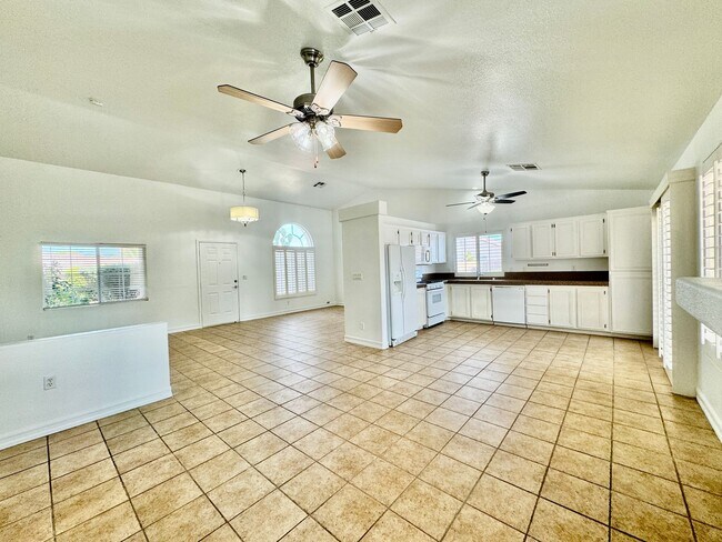 Building Photo - Charming 2 bedroom home in northwest. Very open floorplan.