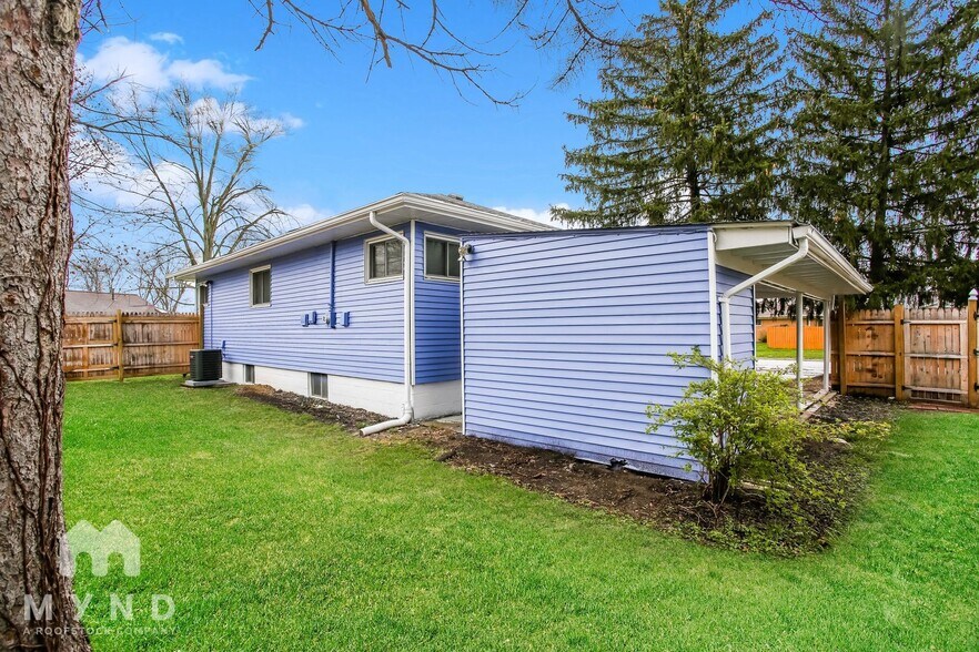 Building Photo - 1221 Manfeld Dr