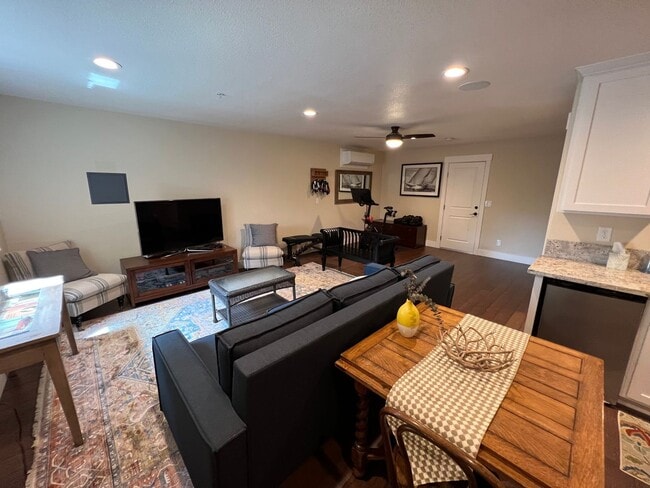 Building Photo - 4 Bed / 3.5 Bath | Crocker Village Brownst...