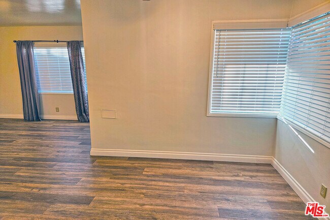 Building Photo - 9966 Glencrest Cir