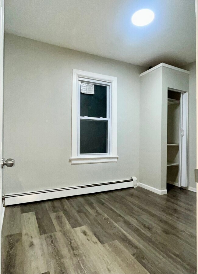 Building Photo - 364 River Dr