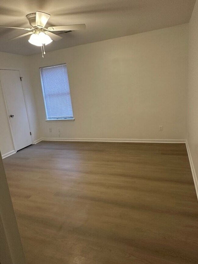Building Photo - COZY UNIT IN A DUPLEX