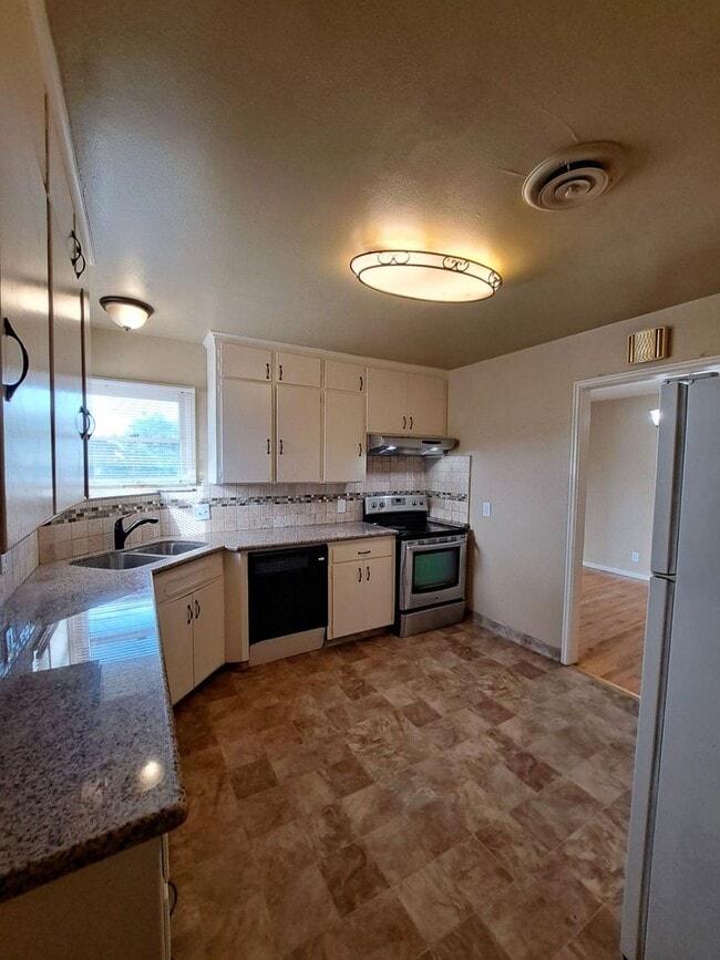 Building Photo - Single-Level 2BR Apartment with Garage in Fresno!