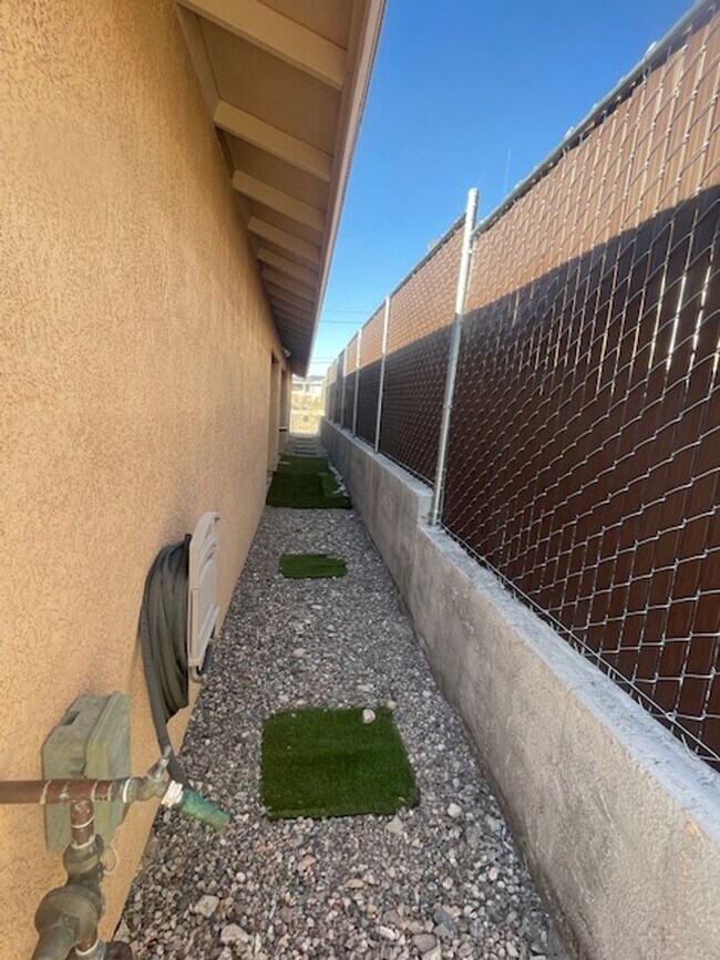 Building Photo - PALI3045