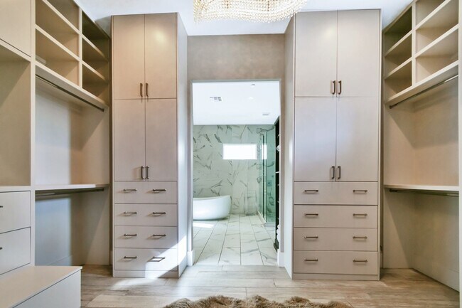Building Photo - Stunning 4BR House in Phoenix