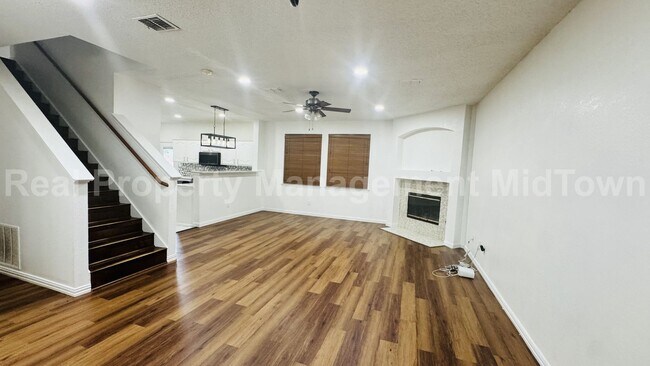 Building Photo - Spacious, Freshly Updated Family Home in P...