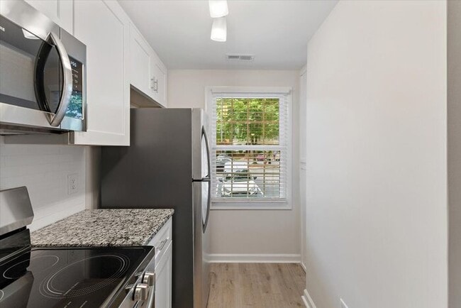 Building Photo - Beautifully Renovated Townhome For Rent In...