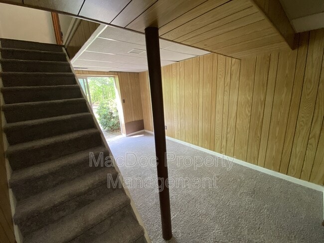 Building Photo - 219 Bells Hill Rd