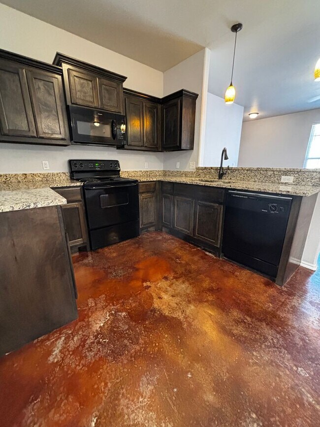 Building Photo - Move in Special!! 3BR 2BA duplex with 2 ca...