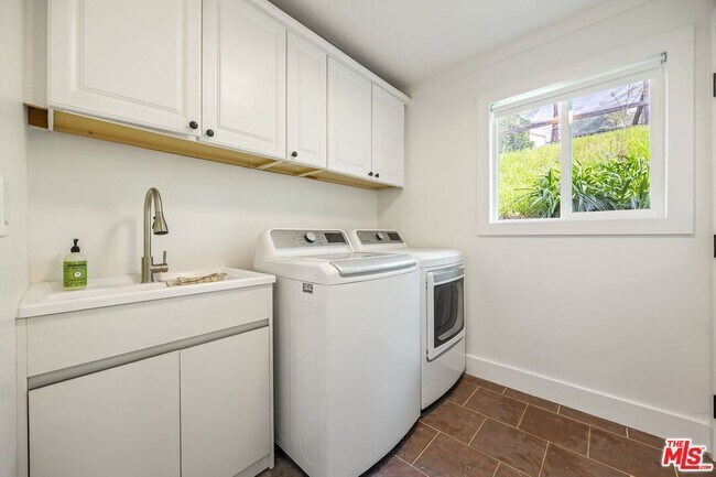 Building Photo - 107 Alto Dr