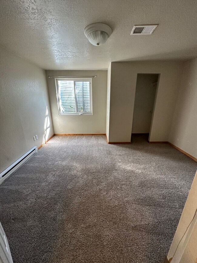 Building Photo - Spacious 5 Bedroom 3 Bath Home