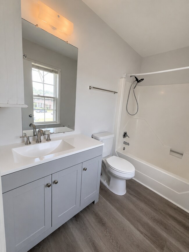 Building Photo - Charming 3 Bedroom Town House-116 Palace Cir.