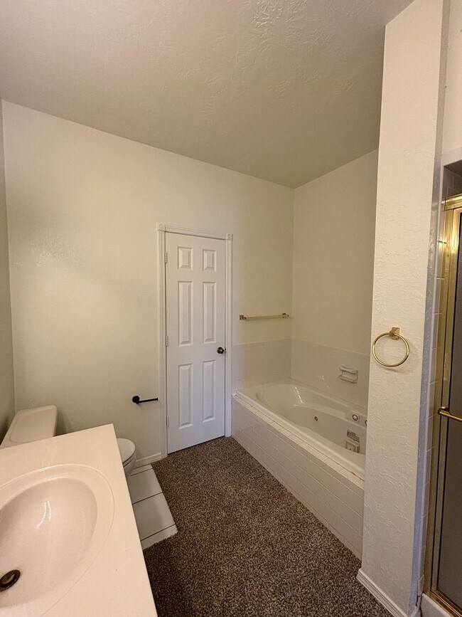 Building Photo - 3br 2.5ba on Surrey Hills Golf Course!!