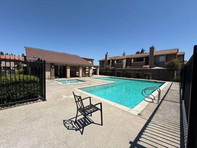 Building Photo - 2-bedroom condo near shopping, restaurants...