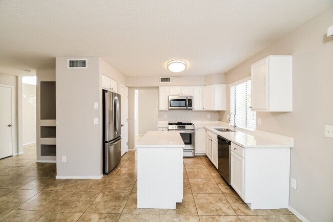 Building Photo - 790 E Saragosa St