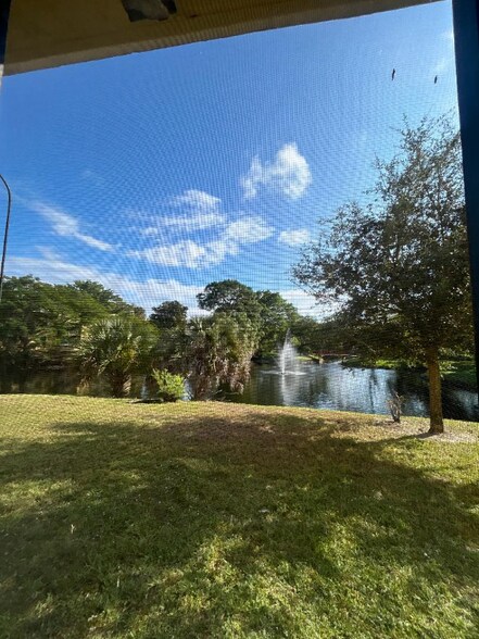 Building Photo - 906 SW 9th St Cir