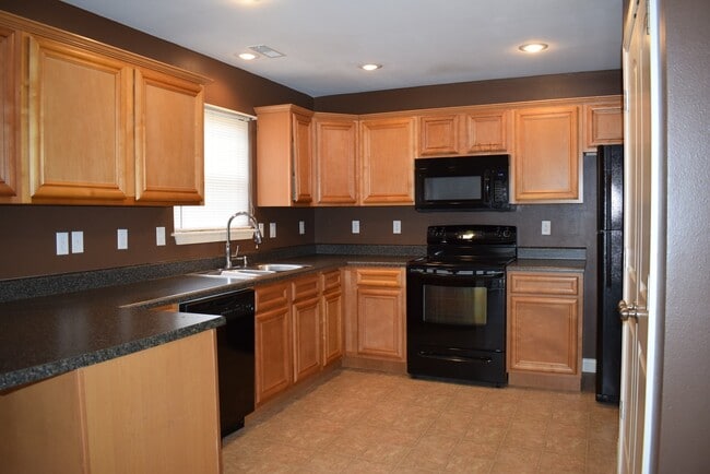 Building Photo - Large 2 story 3 bedroom 2 bathroom!