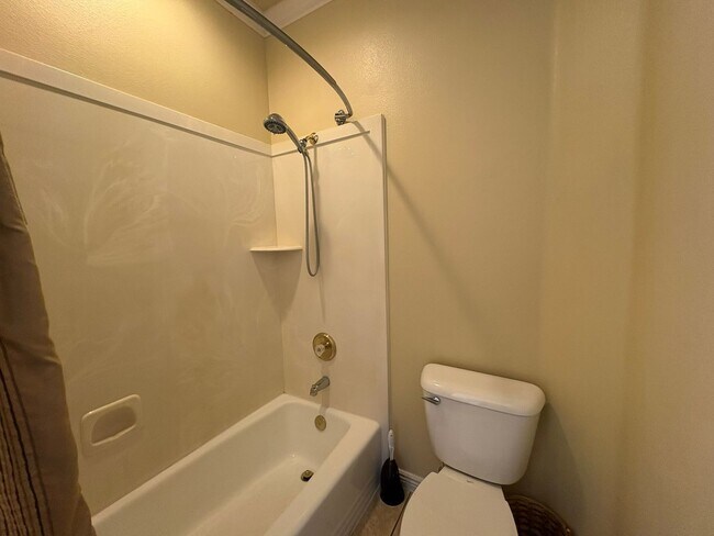 Building Photo - Beautiful 4 Bed 2.5 Bath in Laverkin