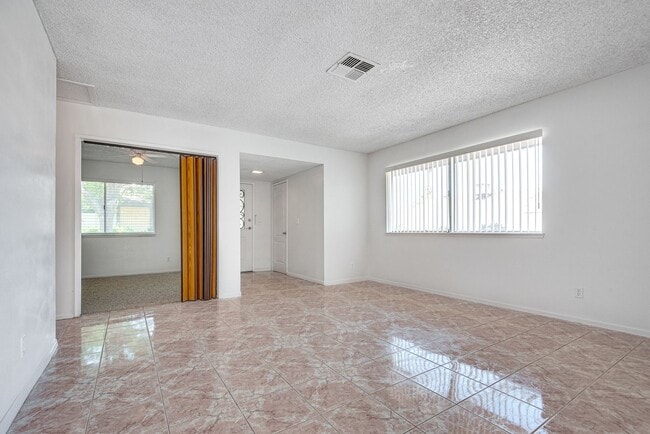 Building Photo - One Story Two Bedroom plus Den Townhouse