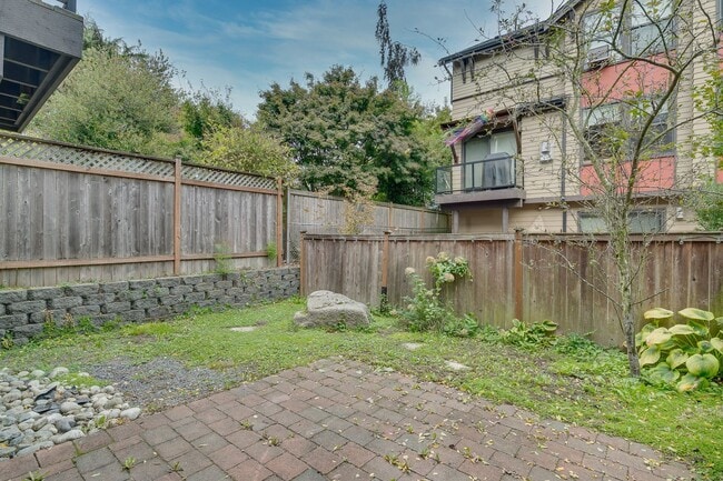 Primary Photo - Bright, Modern 3 bed 2.5 Bath Townhome in ...