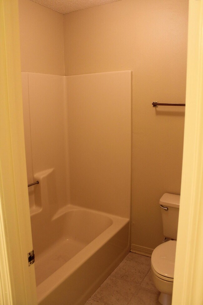 Building Photo - 2138 Edgewood Dr