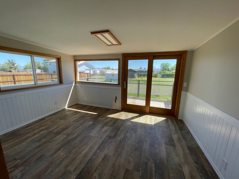 Building Photo - 2555 Valley Dr