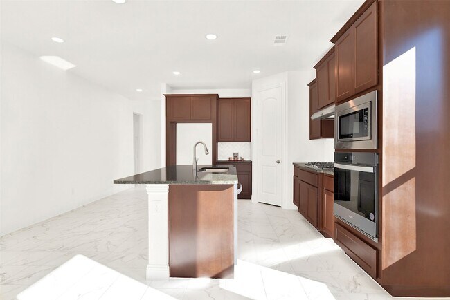 Building Photo - 2414 Thavie St